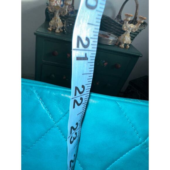 VINTAGE EIGHTIES 80's HENRI BENDEL TURQUOISE QUILTED LEATHER CROSSBODY BAG - Picture 9 of 11